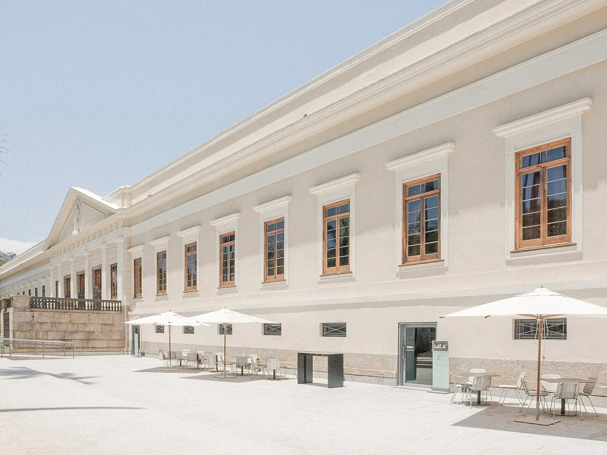 Restaurierte Kolonialfassade des Instituto Casa Daros mit Säulengang