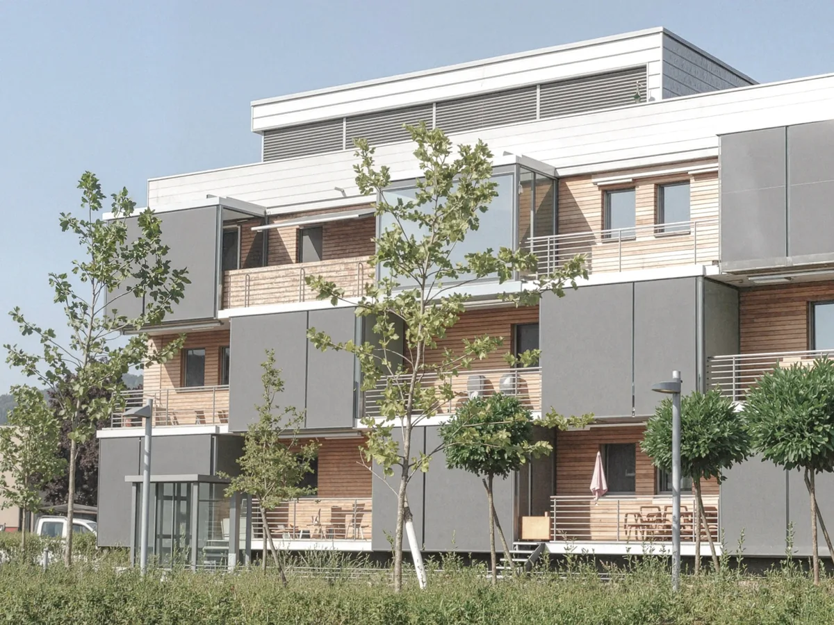 Fassade mit Holzverkleidung und Balkonen der Überbauung Pianoforte